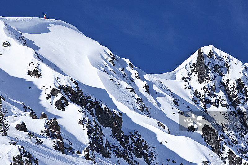 滑雪者站在蒙大拿州一座大山顶上，示意准备滑雪图片素材