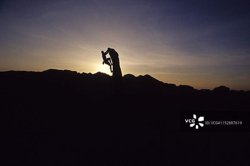 男人登上约书亚树国家公园的Aiguille de Josh峰图片素材