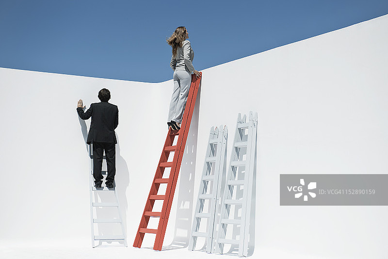 在梯子顶部的女商人图片素材