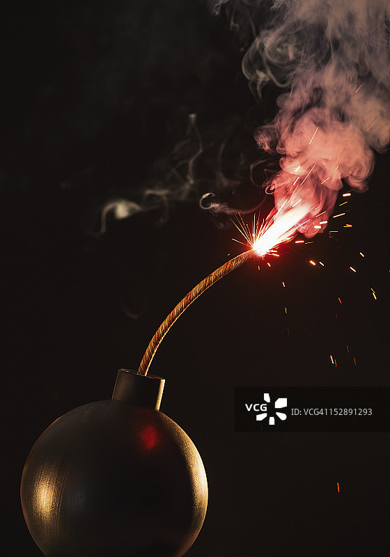 即将爆炸的老式爆炸装置图片素材