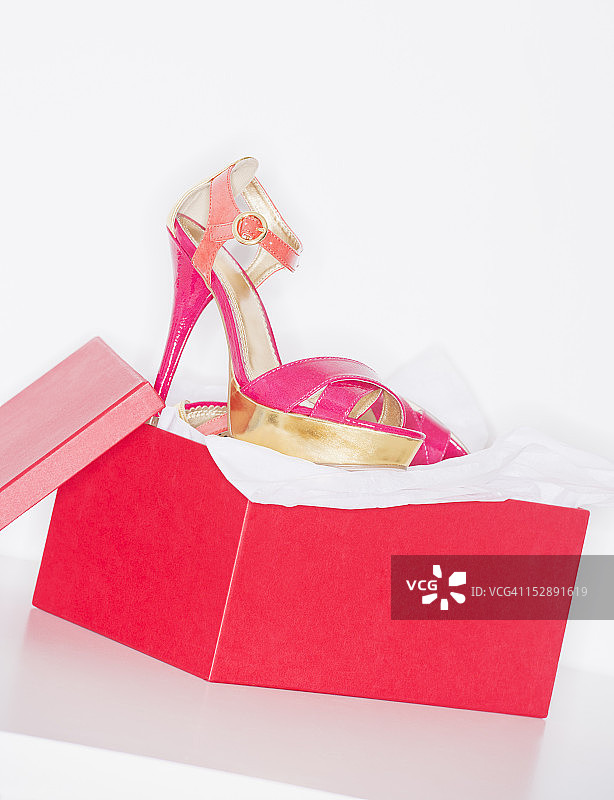 粉色鞋盒里的正装鞋图片素材