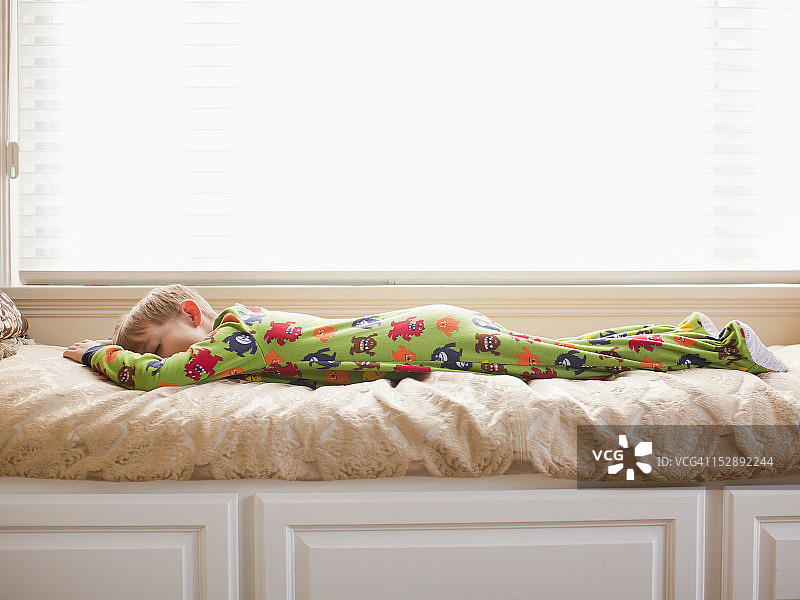 美国犹他州盐湖城，睡在床上的男孩图片素材