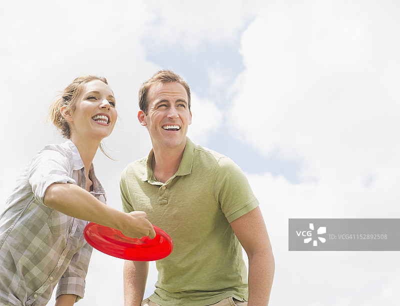 美国新泽西州门德姆，情侣玩飞盘图片素材