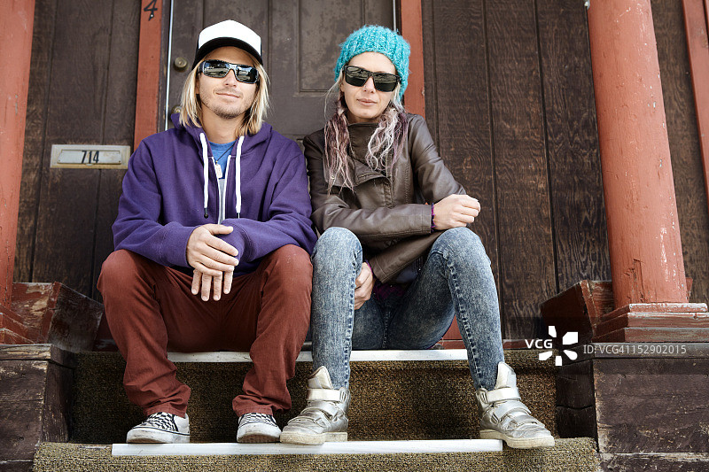 情侣坐在房子前图片素材