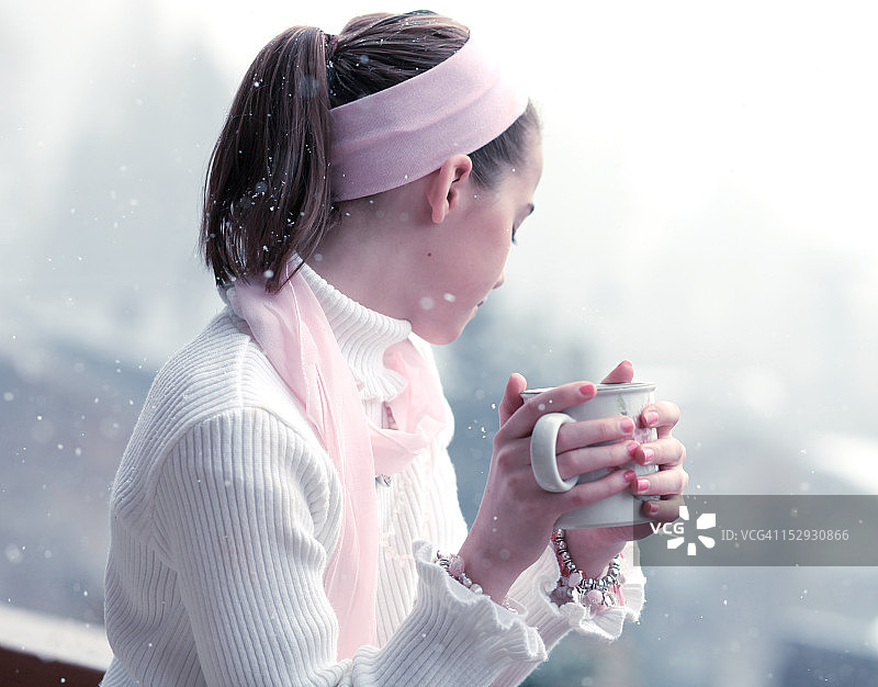 在阳台上的女孩图片素材