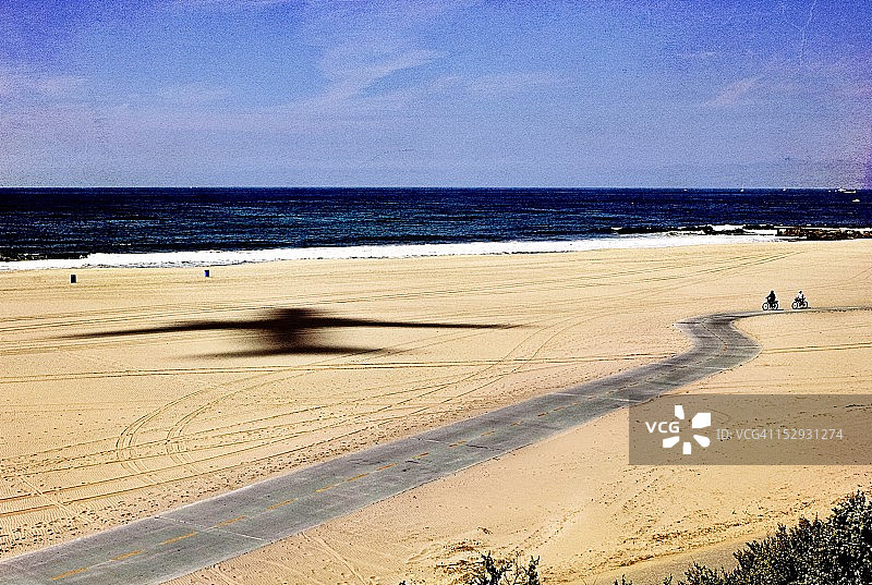 喷气式飞机飞过海滩的阴影图片素材