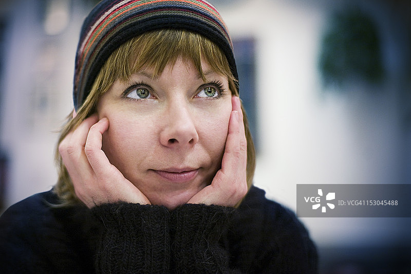 在咖啡馆做白日梦的女人图片素材