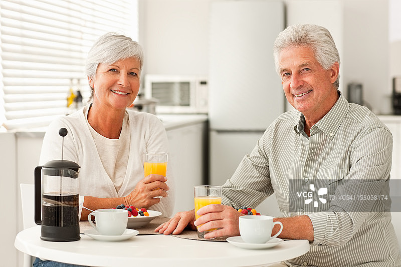 在家中享用早餐的快乐老年夫妇图片素材