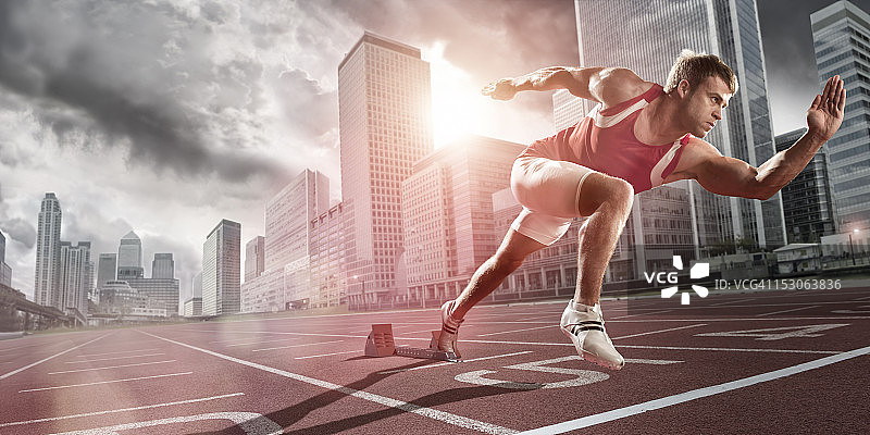 运动员在城市中短跑图片素材