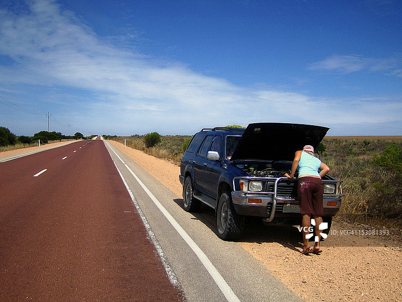 路边与抛锚汽车为伴的女子图片素材