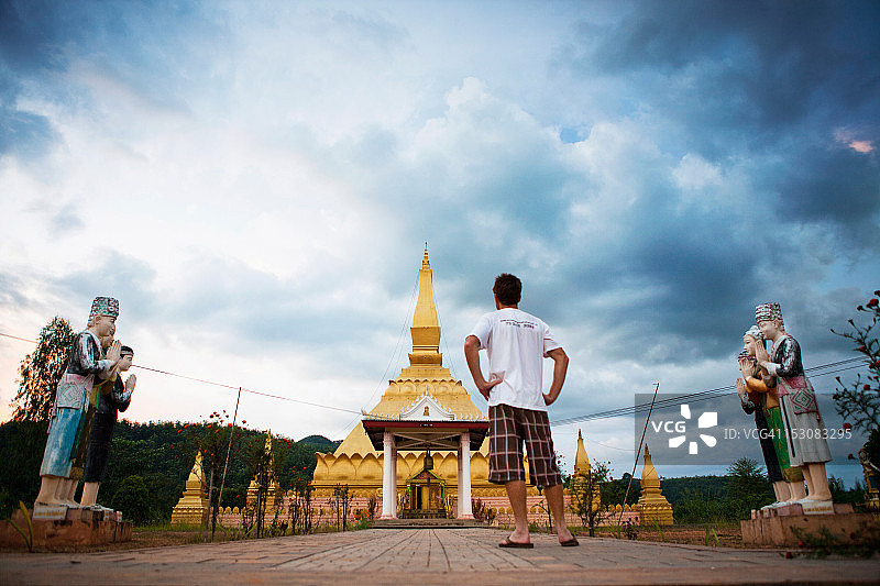 男人看着寺庙图片素材