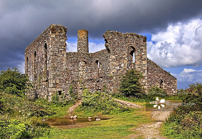 锡矿遗址和低沉的天空图片素材