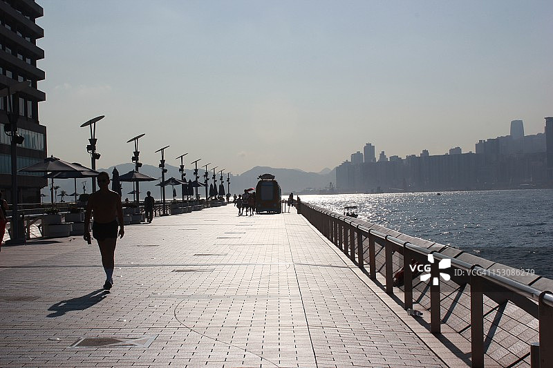 清晨男人行走剪影图片素材