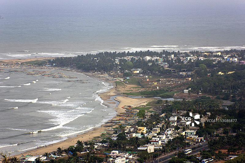 海滩和城市天际线一览图片素材