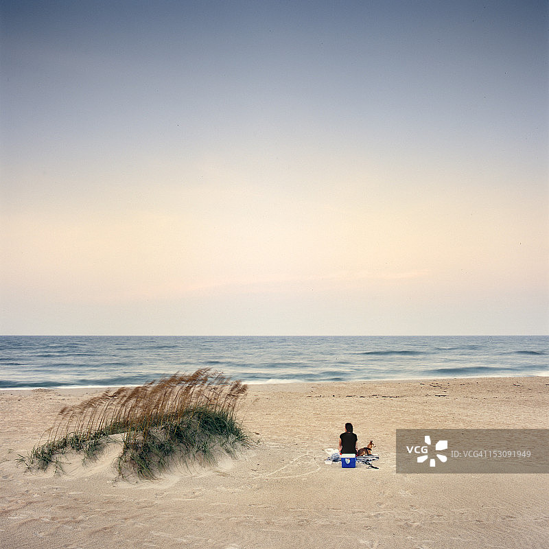 女人在海滩图片素材