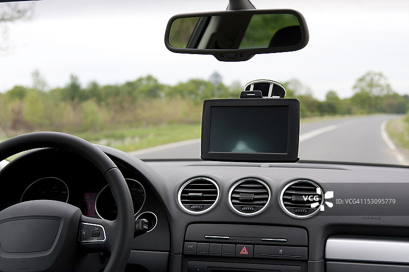 安装在汽车挡风玻璃上的汽车导航系统(GPS)图片素材