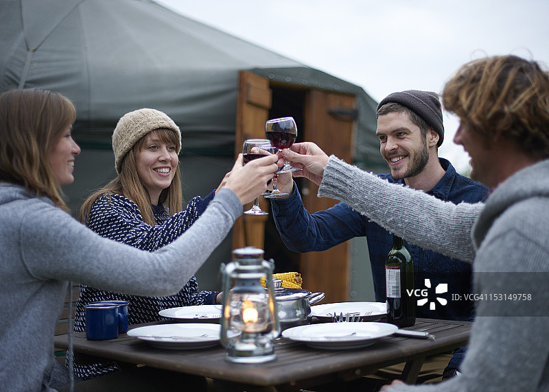 露营者分享一杯红酒图片素材