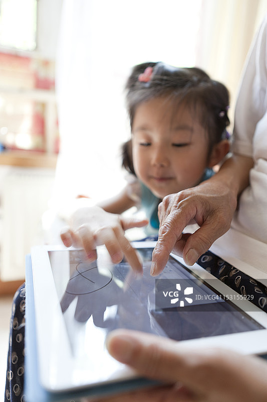 祖母和孩子使用平板电脑图片素材