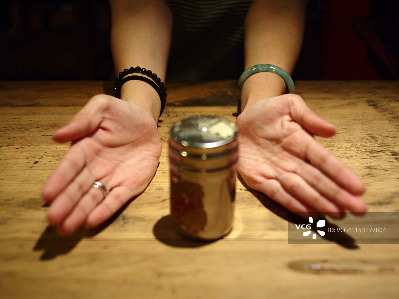 手中的锡图片素材