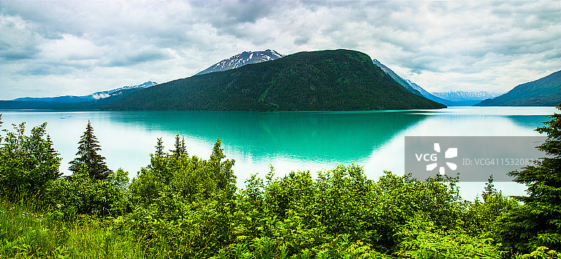 雨天的基奈湖图片素材