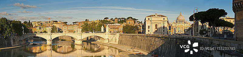 罗马日出：圣彼得大教堂，梵蒂冈城，意大利台伯河图片素材