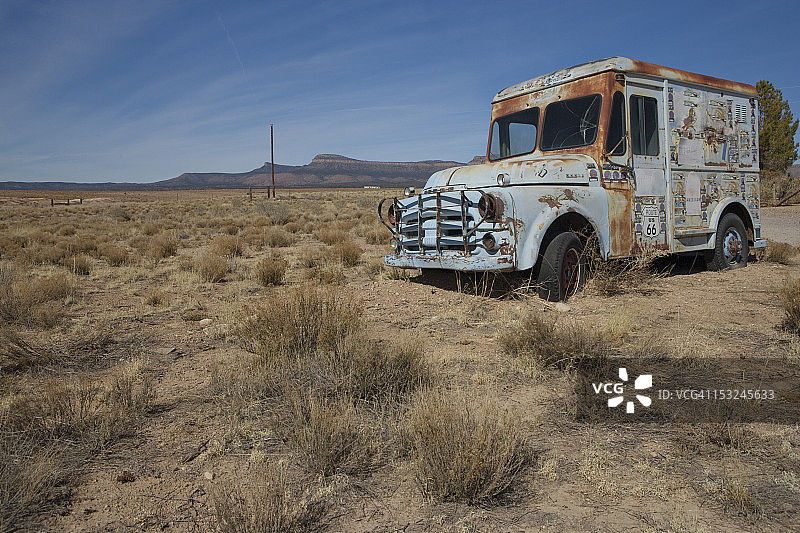 废弃的冰淇淋车图片素材