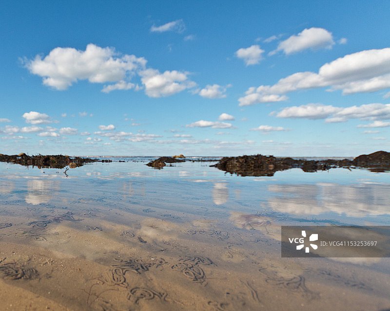沿海积云反射图片素材