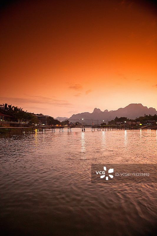 老挝河上的壮丽日落图片素材