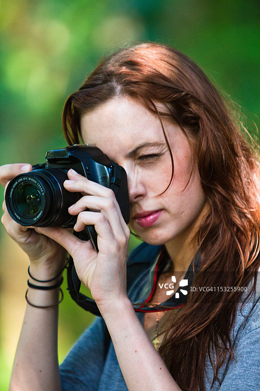 一个女孩在拍照图片素材