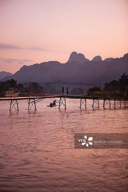 皮划艇运动员在河上划桨图片素材