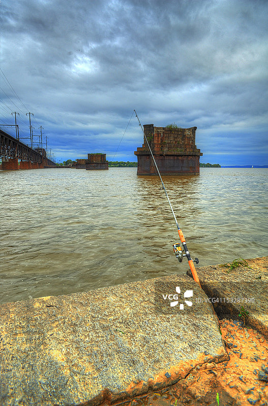 阴天里的钓鱼竿图片素材