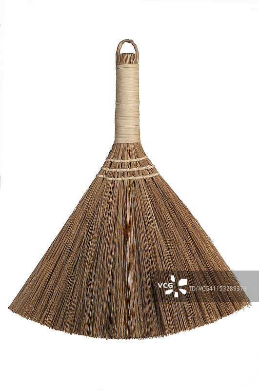 白色背景上的草扫帚图片素材
