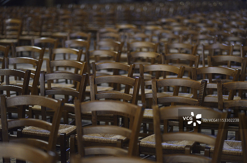 黑暗教堂里的数百个空座位图片素材