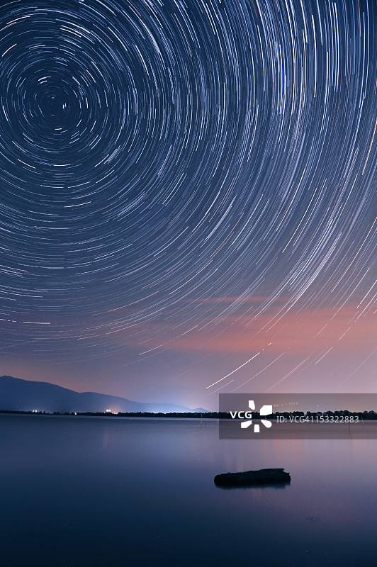 湖面上的星迹图片素材