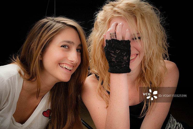 欢笑的年轻女性图片素材