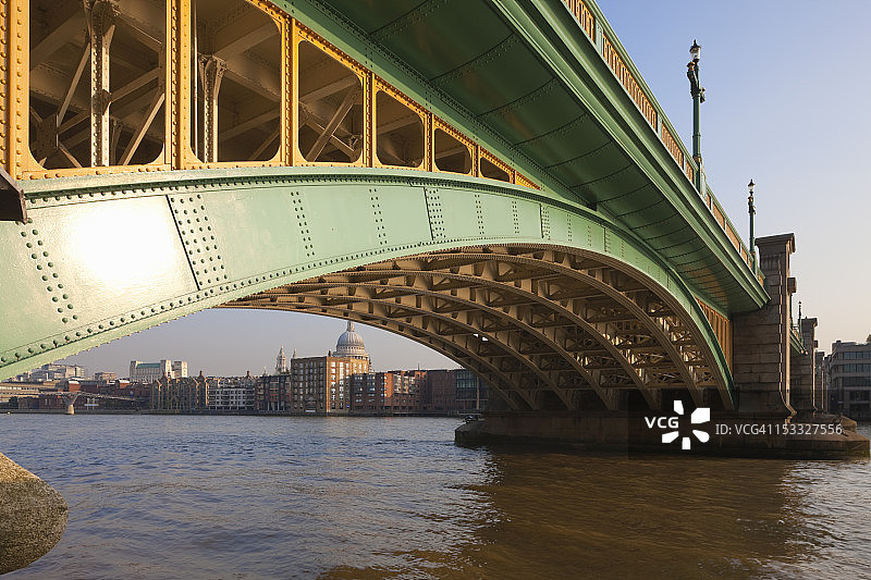 伦敦南华克桥图片素材