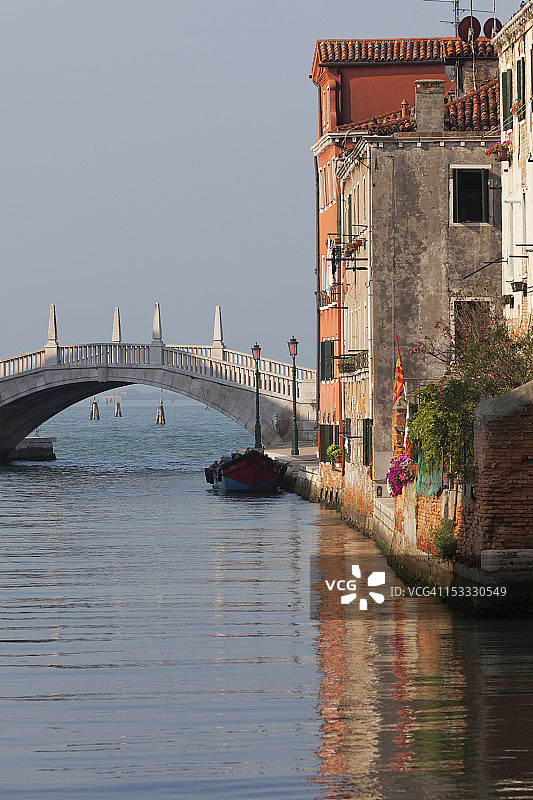 倒映在平静运河中的房屋图片素材