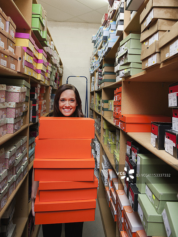 白人女子在储藏室里拿着鞋子图片素材