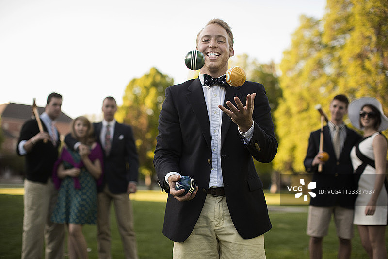 白人男人玩杂耍槌球图片素材