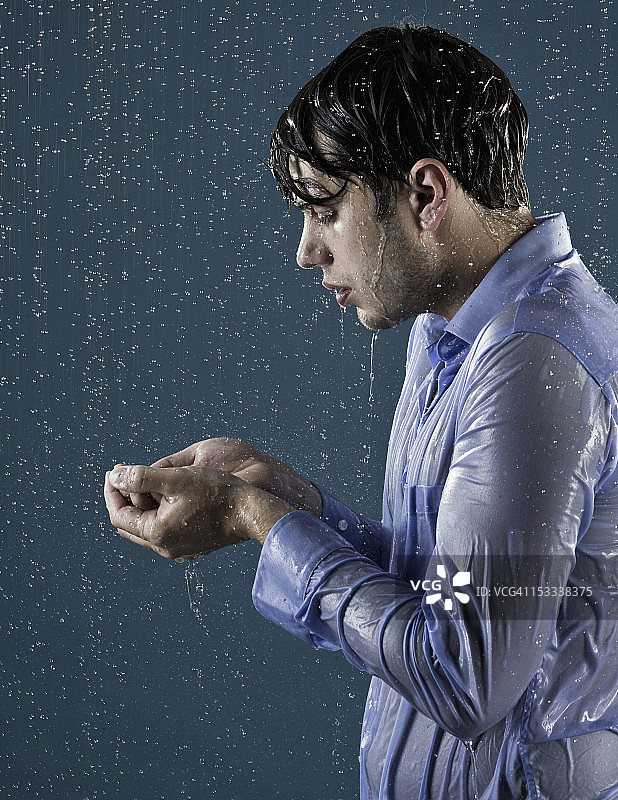 穿着衣服淋浴的白人男子图片素材