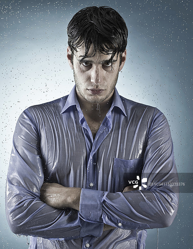 穿着衣服淋浴的白人男子图片素材