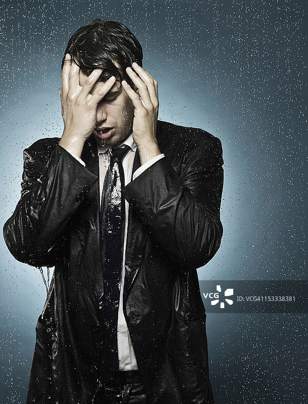 雨中的白人商人图片素材