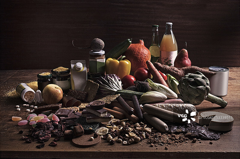 堆放在桌子上各种新鲜和加工食品图片素材