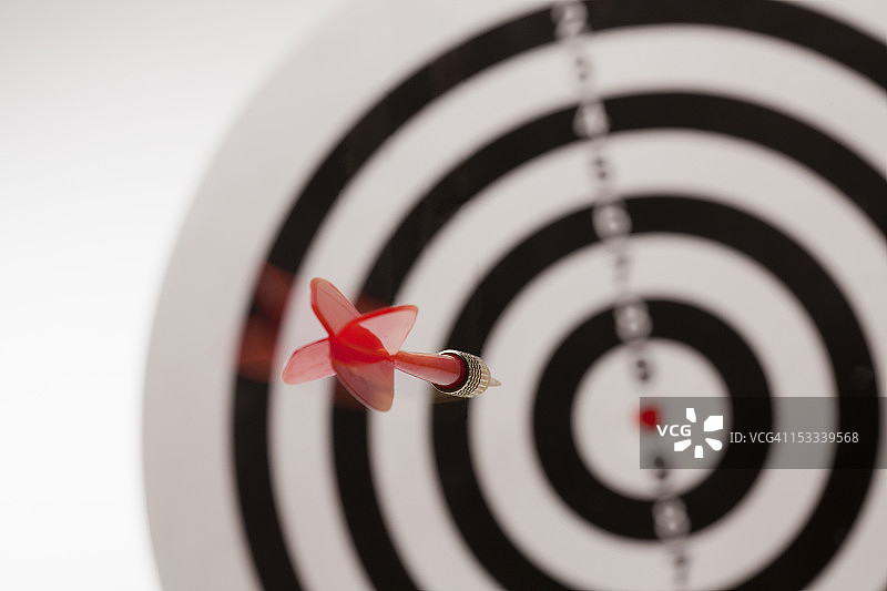 飞向靶子红心的飞镖背影图片素材