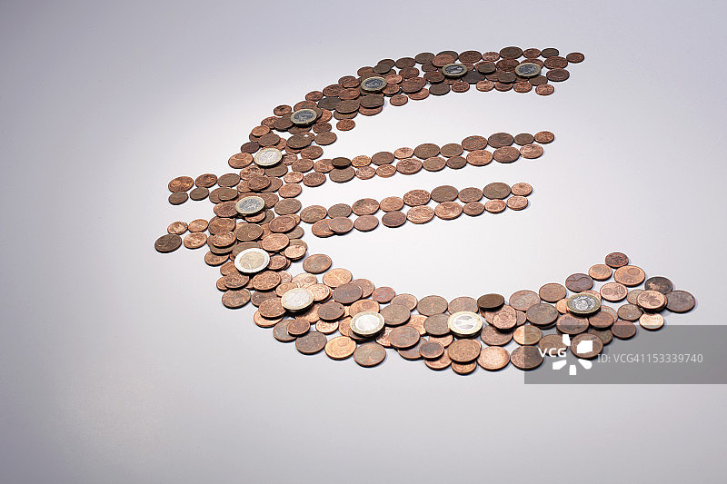 欧盟硬币组成的欧元符号图片素材