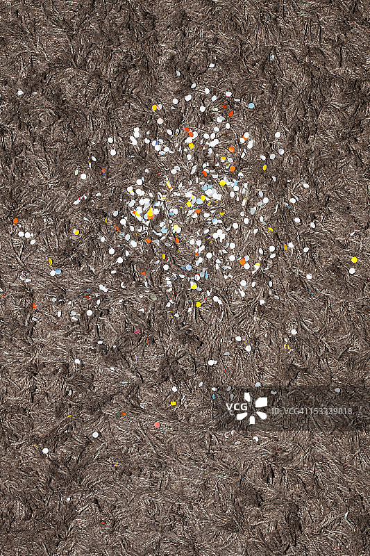 棕色长毛地毯上的五彩纸屑图片素材