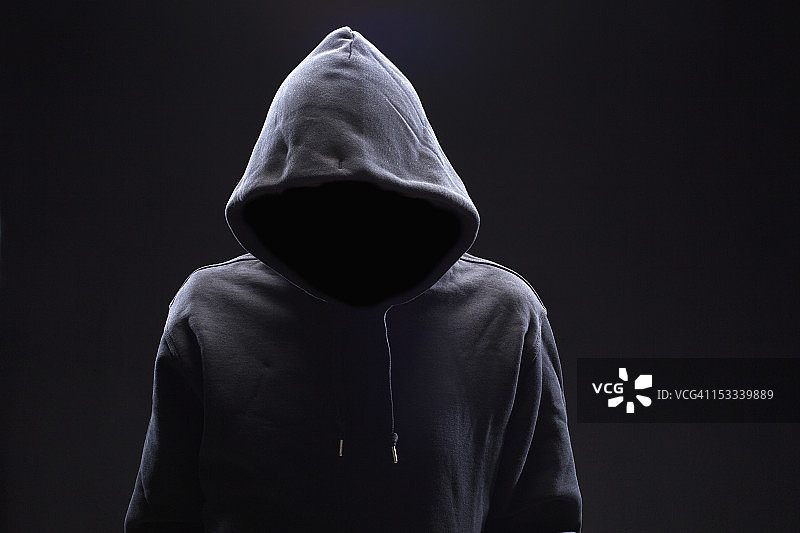 戴帽衫的神秘男子图片素材
