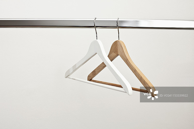 白色和棕色衣架图片素材