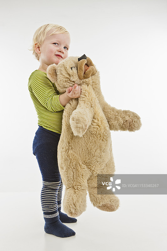 幼儿抱着泰迪熊图片素材