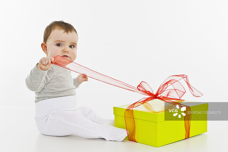 一个打开礼物的女婴图片素材